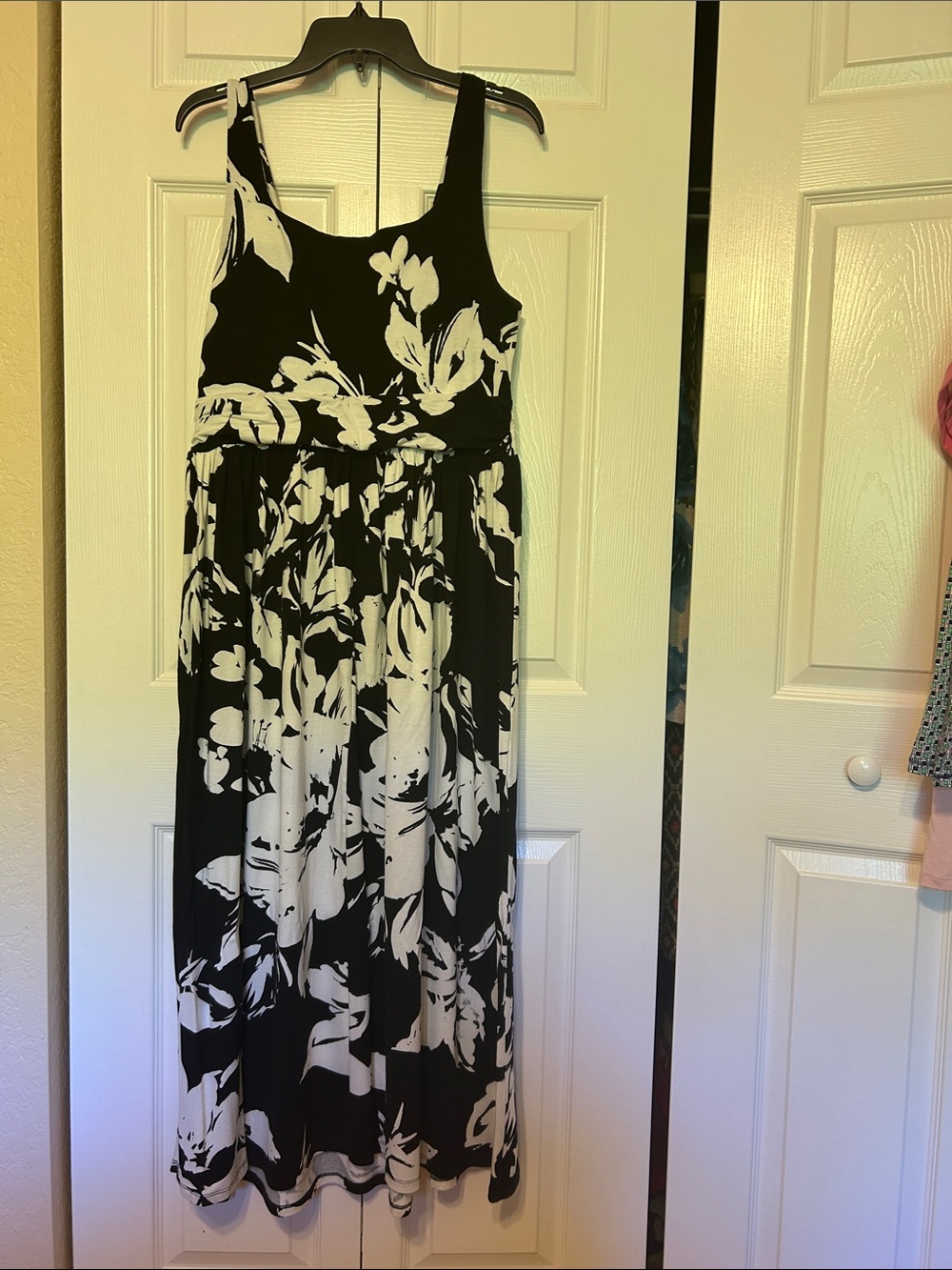 Black & White Floral Maxi Dress - Sleeveless Women's Summer Dress - Picture 3 of 3
